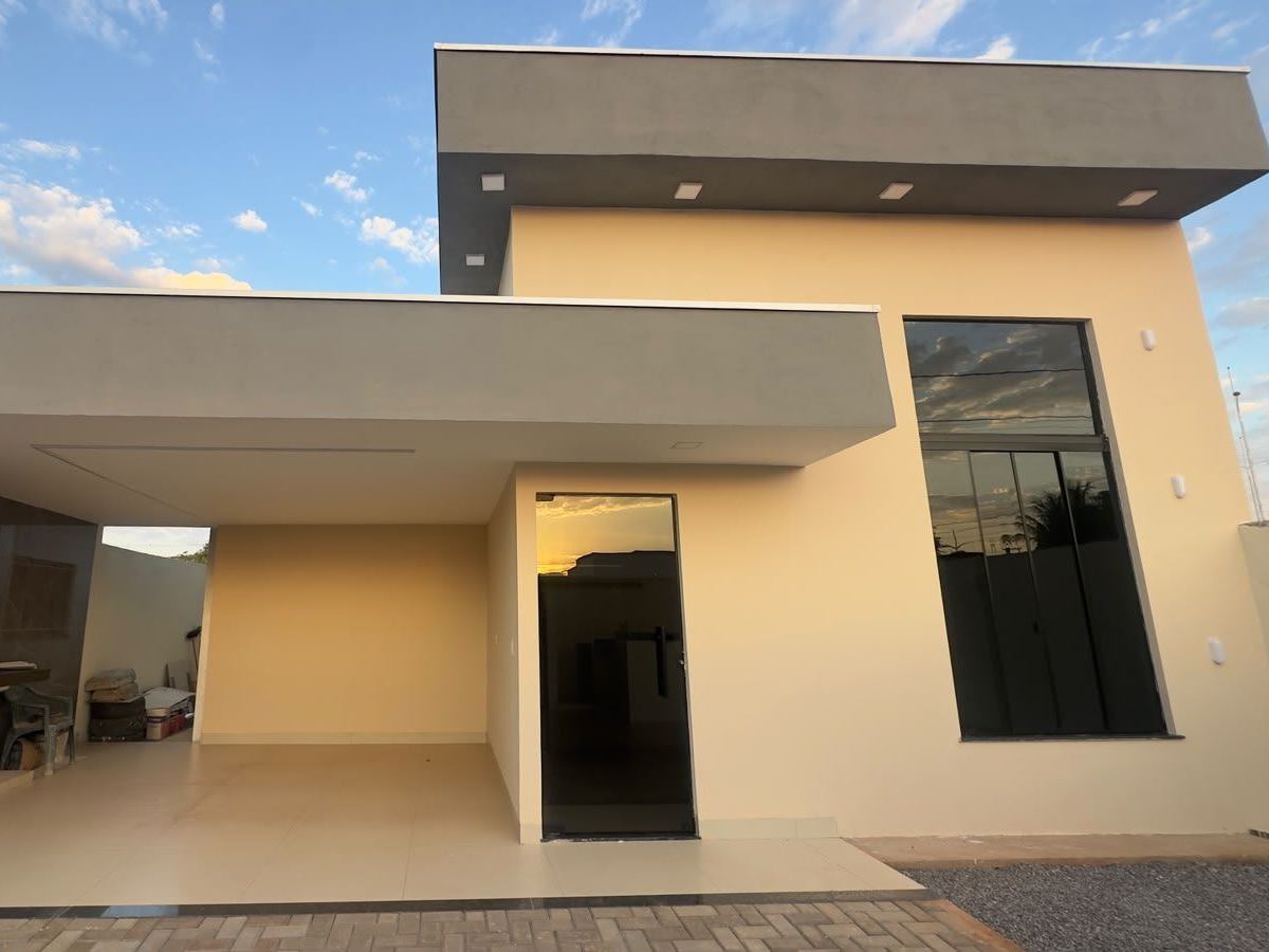 Residência com varanda, área gourmet e esquadrias em vidro